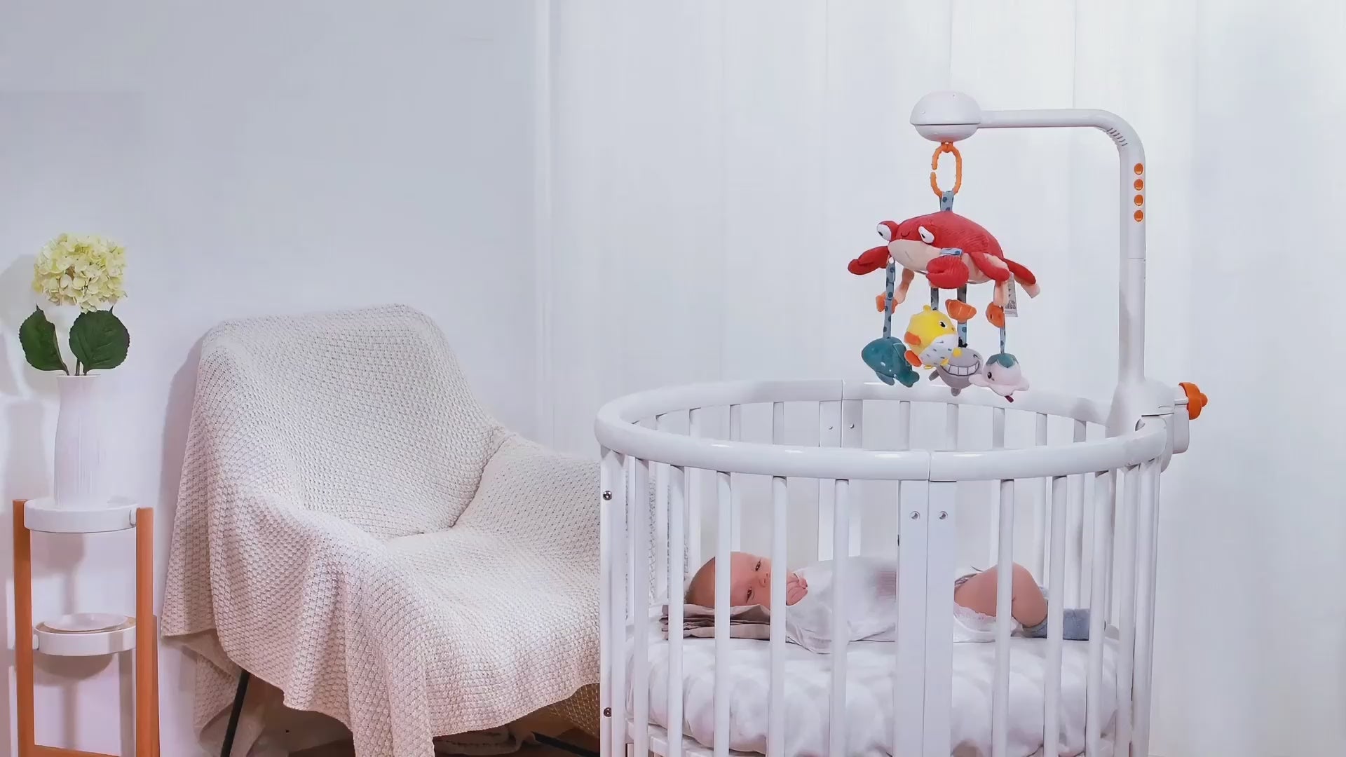 Baby-crib-mobile-during-lying-down-period