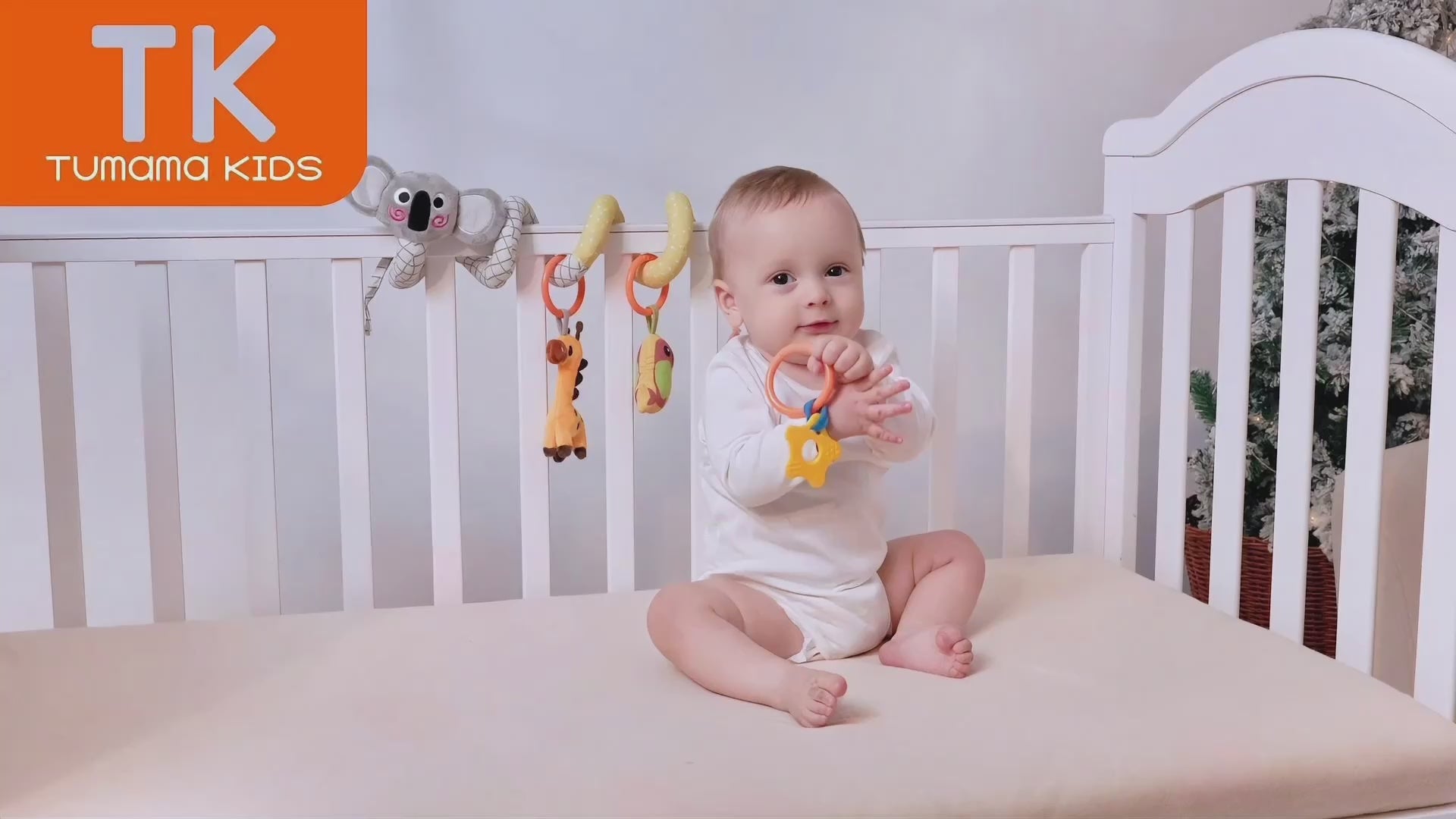 Spiral-crib-toy-allows-baby-to-play-happily